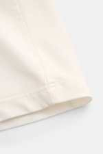 Nahaufnahme der offwhite 04651/ A trip in a bag Sweat-Shorts von unten seitlich, Baumwolle mit softem Griff, elastischer Bund, Regular Fit.