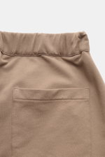 04651/ A trip in a bag Sweat-Shorts taupe Rückansicht mit elastischem Bund, aufgesetzter Gesäßtasche aus weichem Baumwoll-Sweat, Regular Fit.