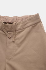 04651/ A trip in a bag Sweat-Shorts taupe, elastisch, Baumwolle, Regular Fit, elastischer Bund mit Tunnelzug, angedeuteter Eingriff, Detailansicht von oben.