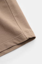 Nahaufnahme der Saumnaht der 04651/ A trip in a bag Sweat-Shorts taupe aus elastischer Baumwolle mit softem Griff, Regular Fit, elastischem Bund und Weblabel.