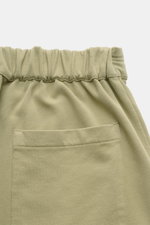 04651/ A trip in a bag Sweat-Shorts salbei, Detailaufnahme von hinten oben, elastischer Bund, aufgesetzte Gesäßtasche, weicher Baumwollstoff.
