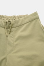 04651/ A trip in a bag Sweat-Shorts salbei aus Baumwoll-Sweat mit elastischem Bund, Tunnelzug, angedeutetem Eingriff, französischen Taschen, frontal nah.