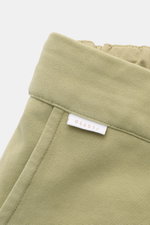 Nahaufnahme der elastischen Bundpartie und des kleinen Weblabels der 04651/ A trip in a bag Sweat-Shorts salbei aus weichem Baumwoll-Sweat.