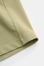 04651/ A trip in a bag Sweat-Shorts salbei im Detail von schräg oben, Sweat-Baumwolle mit elastischem Bund und softem Griff.