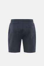 Rückansicht der navyfarbenen 04651/ A trip in a bag Sweat-Shorts 'CL' aus Bio-Baumwolle und Leinen mit elastischem Bund, Taschen und weichem Griff.