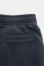 Rückansicht der 04651/ A trip in a bag Sweat-Shorts 'CL' navy aus Bio-Baumwolle und Leinen mit elastischem Bund, Leistentasche und weichem Griff.