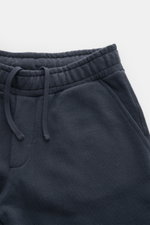 Nahaufnahme der 04651/ A trip in a bag Sweat-Shorts 'CL' navy in Regular Fit, aus Bio-Baumwolle und Leinen mit elastischem Bund, Tunnelzug und Taschen.