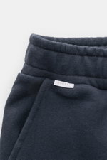 Close-up der 04651/ A trip in a bag Sweat-Shorts 'CL' navy mit elastischem Bund, Tunnelzug, angedeutetem Eingriff, französischen Taschen und kleinem Weblabel.