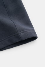 Nahaufnahme der 04651/ A trip in a bag Sweat-Shorts 'CL' navy aus Bio-Baumwolle und Leinen, weicher Stoff, Saum und Naht sichtbar, Frontansicht.