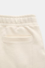 04651/ A trip in a bag Sweat-Shorts 'CL' creme, Detailaufnahme von hinten, elastischer Bund, Leistentasche, Bio-Baumwolle und Leinen, weicher Griff.