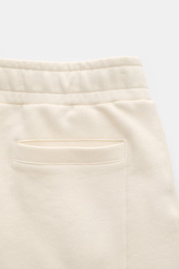 04651/ A trip in a bag Sweat-Shorts 'CL' creme, Detailaufnahme von hinten, elastischer Bund, Leistentasche, Bio-Baumwolle und Leinen, weicher Griff.