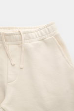Close-up von 04651/ A trip in a bag Sweat-Shorts 'CL' creme, aus Bio-Baumwolle und Leinen, mit elastischem Bund, Tunnelzug und französischen Taschen.