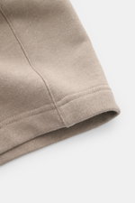 04651/ A trip in a bag Sweat-Shorts 'CL' taupe, Detailaufnahme Saum von Bio-Baumwolle und Leinen, weicher Griff, Regular Fit, elastischer Bund.