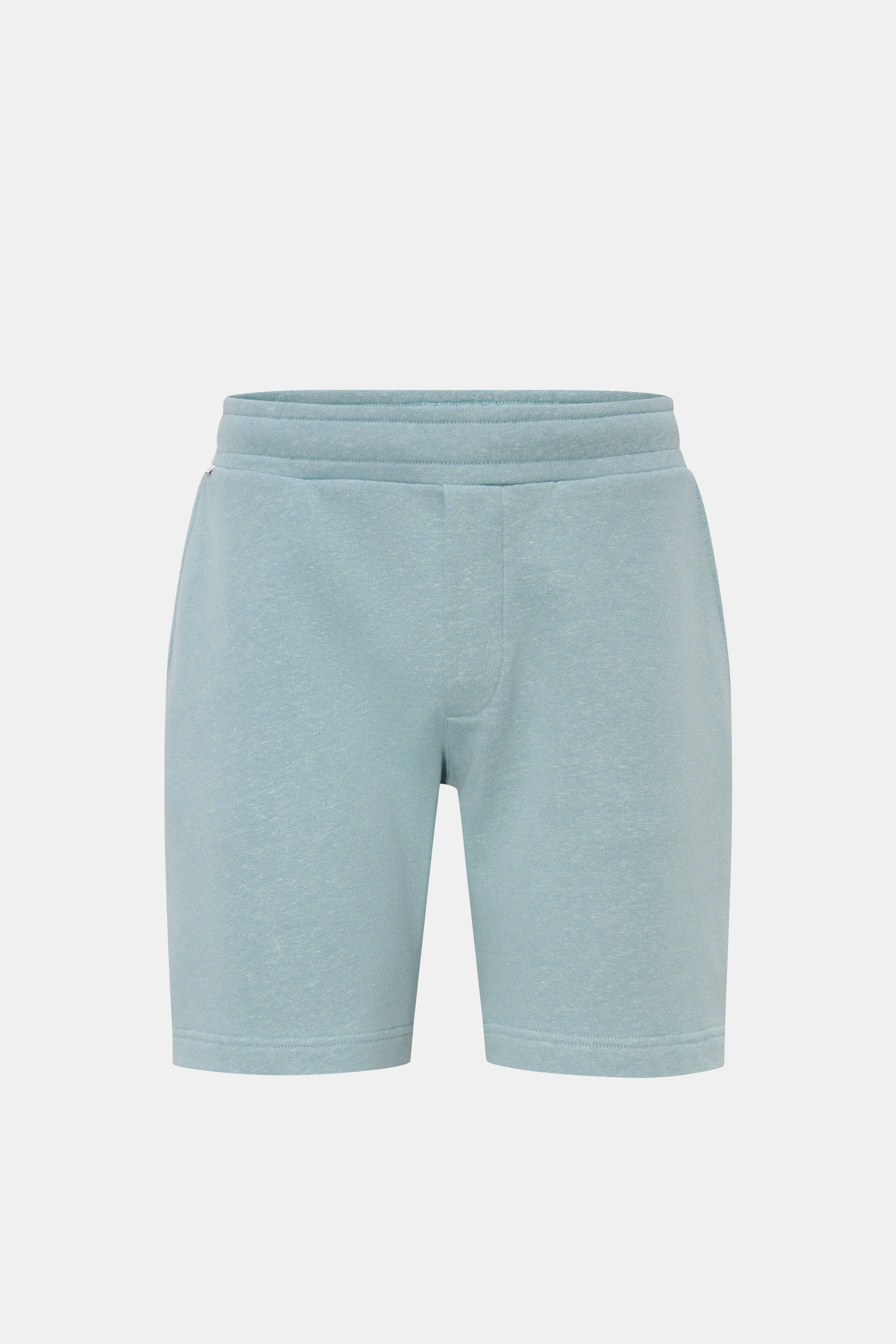 Frontansicht der 04651/ A trip in a bag Sweat-Shorts 'CL' rauchblau aus Bio-Baumwolle und Leinen mit elastischem Bund, Tunnelzug und Taschen.