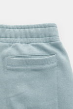 04651/ A trip in a bag Sweat-Shorts 'CL' rauchblau aus Bio-Baumwolle und Leinen, Rückansicht elastischer Bund mit Tunnelzug und Leistentasche.