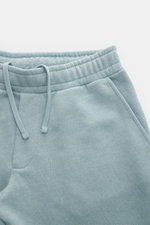 04651/ A trip in a bag Sweat-Shorts 'CL' rauchblau, Frontdetail mit elastischem Bund, Tunnelzug, angedeutetem Eingriff, französischen Taschen, aus Bio-Baumwolle und Leinen.