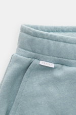 Nahaufnahme von 04651/ A trip in a bag Sweat-Shorts 'CL' rauchblau aus Bio-Baumwolle und Leinen mit elastischem Bund, Tunnelzug und Eingriffstasche.