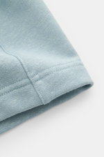 Leicht vergrößerte Nahaufnahme der saumkante der 04651/ A trip in a bag Sweat-Shorts 'CL' rauchblau aus Bio-Baumwolle und Leinen mit weichem Griff.