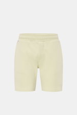 Frontale Nahaufnahme der pastellgrünen 04651/ A trip in a bag Sweat-Shorts 'CL' aus Bio-Baumwolle und Leinen mit elastischem Bund, Tunnelzug und Taschen.