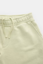 04651/ A trip in a bag Sweat-Shorts 'CL' pastellgrün aus Bio-Baumwolle und Leinen mit elastischem Bund, Tunnelzug, Taschen, weichem Griff, Nahaufnahme oben schräg.