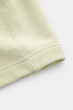 Nahaufnahme der pastellgrünen 04651/ A trip in a bag Sweat-Shorts 'CL' aus Bio-Baumwolle und Leinen mit weichem Griff, elastischem Bund und Tunnelzug.