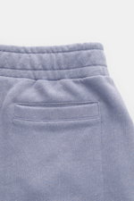 04651/ A trip in a bag Sweat-Shorts 'CL' lavender aus Bio-Baumwolle und Leinen, Detailansicht der Rückseite mit elastischem Bund und Leistentasche.