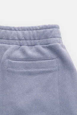 04651/ A trip in a bag Sweat-Shorts 'CL' lavender aus Bio-Baumwolle und Leinen, Detailansicht der Rückseite mit elastischem Bund und Leistentasche.
