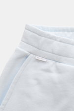 04651/ A trip in a bag Sweat-Shorts 'CL' pastellblau aus Bio-Baumwolle und Leinen, weicher Griff, elastischer Bund mit Tunnelzug, Nahaufnahme von der Seite.