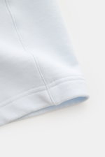 Nahaufnahme der pastellblauen 04651/ A trip in a bag Sweat-Shorts 'CL' aus Bio-Baumwolle und Leinen mit weichem Griff, sichtbare Saumnaht.