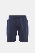 04651/ A trip in a bag Sweatshorts 'Studio' navy, frontale Nahaufnahme, Sweat aus reiner Baumwolle, schwere Qualität, weicher Griff, Slim Fit, elastischer Bund mit Tunnelzug, angedeuteter Eingriff, französische Taschen, Leistentasche am Gesäß, kleines Web