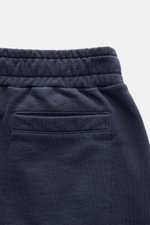 04651/ A trip in a bag Sweatshorts 'Studio' navy, Detailansicht von hinten oben, Sweat aus reiner Baumwolle, schwere Qualität, weicher Griff, Slim Fit, elastischer Bund mit Tunnelzug, angedeuteter Eingriff, französische Taschen, Leistentasche am Gesäß, kl