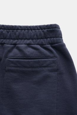 04651/ A trip in a bag Sweatshorts 'Studio' navy, Detailansicht von hinten oben, Sweat aus reiner Baumwolle, schwere Qualität, weicher Griff, Slim Fit, elastischer Bund mit Tunnelzug, angedeuteter Eingriff, französische Taschen, Leistentasche am Gesäß, kl