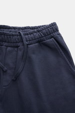 Nahaufnahme der elastischen Taille mit Tunnelzug der 04651/ A trip in a bag Sweatshorts 'Studio' navy aus reiner Baumwolle, Slim Fit, weicher Griff, schwere Qualität, angedeuteter Eingriff, französische Taschen, Leistentasche am Gesäß und kleinem Weblabel