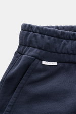 Nahaufnahme der elastischen Bundpartie der 04651/ A trip in a bag Sweatshorts 'Studio' navy, Sweat aus reiner Baumwolle, schwere Qualität, weicher Griff, Slim Fit, Tunnelzug, angedeuteter Eingriff, französische Taschen, Leistentasche am Gesäß, kleines Web