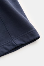 Nahaufnahme eines navyfarbenen Ausschnitts der 04651/ A trip in a bag Sweatshorts 'Studio' navy, Sweat aus reiner Baumwolle, schwere Qualität, weicher Griff, Slim Fit, elastischer Bund mit Tunnelzug, angedeuteter Eingriff, französische Taschen, Leistentas