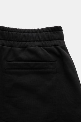 Schwarze 04651/ A trip in a bag Sweatshorts 'Studio' Slim Fit, Sweat aus reiner Baumwolle, elastischer Bund, franz. Taschen, Leistentasche, Weblabel, Detailrückansicht.