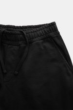 Nahaufnahme der elastischen Bundpartie mit Tunnelzug und französischer Tasche der 04651/ A trip in a bag Sweatshorts 'Studio' schwarz aus schwerem, weichem Baumwoll-Sweat, Slim Fit.