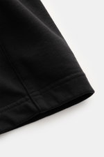 Nahaufnahme in seitlicher Perspektive zeigt schwarzen Stoff der 04651/ A trip in a bag Sweatshorts 'Studio' schwarz aus schwerer, reiner Baumwolle mit weichem Griff.