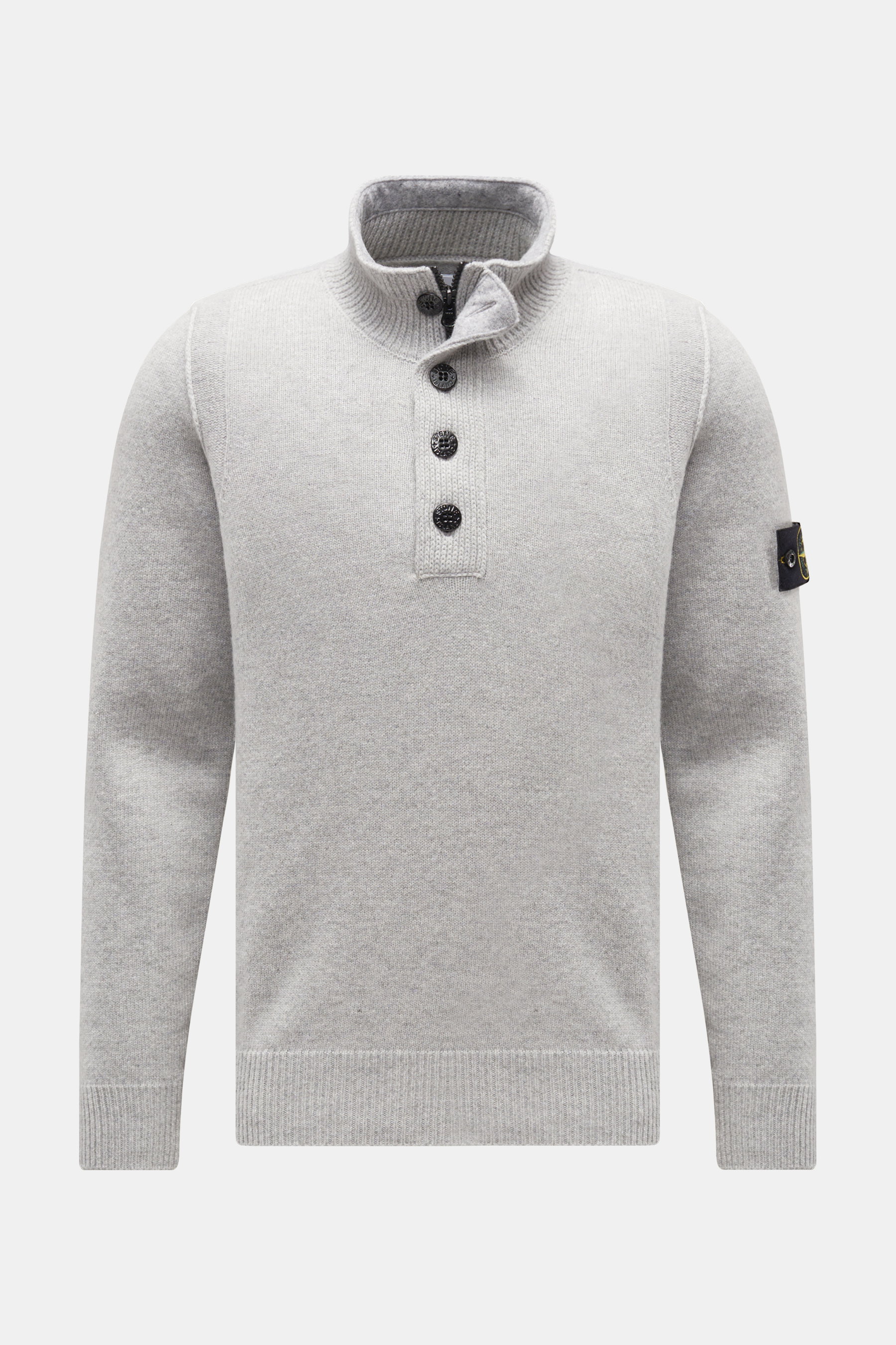 Stone Island Troyer 'Lambswool' hellgrau, frontale Nahaufnahme, wärmender Wollmix, Slim Fit, Troyer-Kragen mit Zipper und Knöpfen, Kompass-Badge am Ärmel.