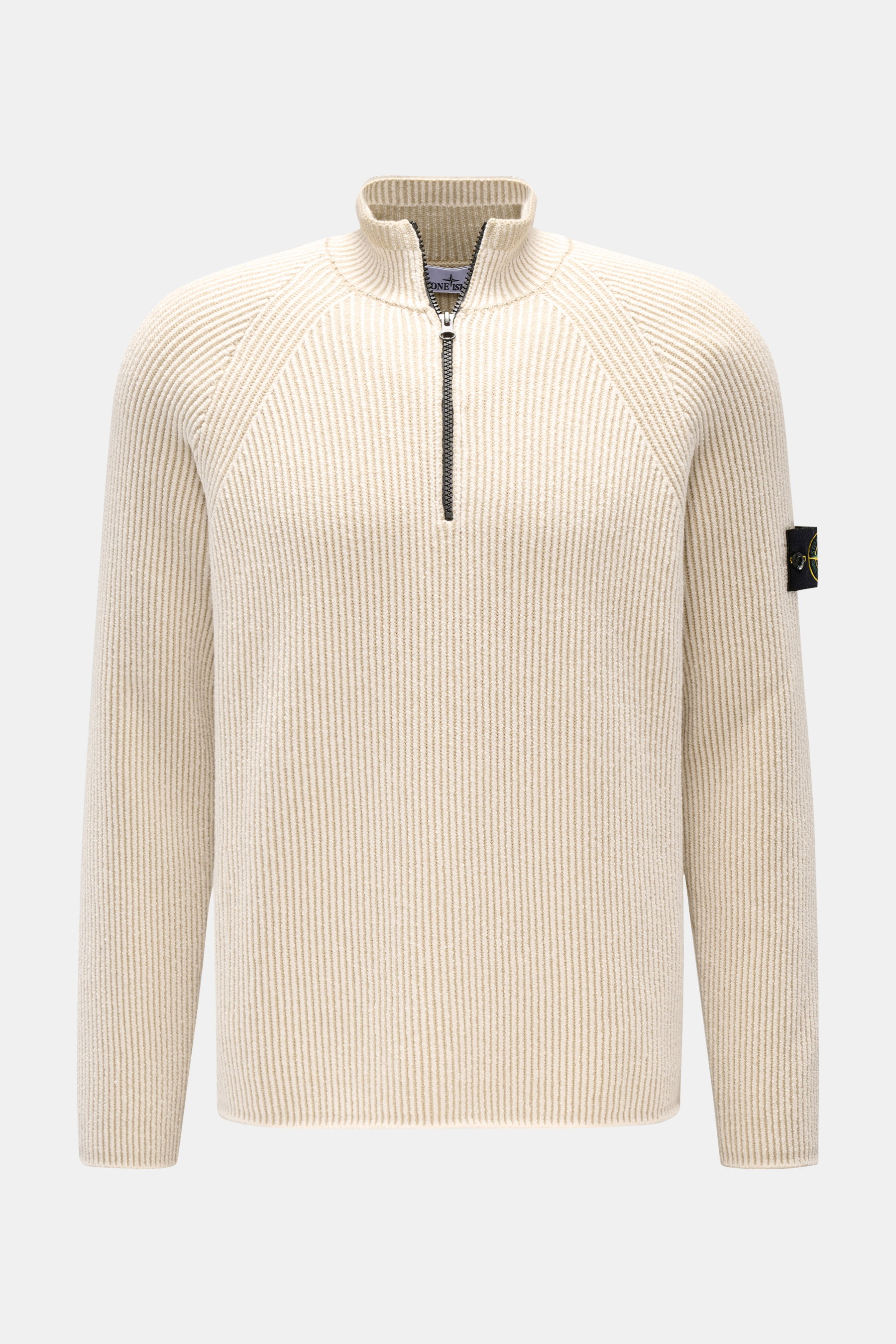 Stone Island Troyer 'Vanise' creme, Frontansicht, Regular Fit, Mix aus Wolle, Baumwolle, Microfaser, Patentstrick, mittelfeines Strickbild, Stehkragen mit Zipper, Raglanärmel, Kompass-Badge am Ärmel, leicht griffige Haptik.