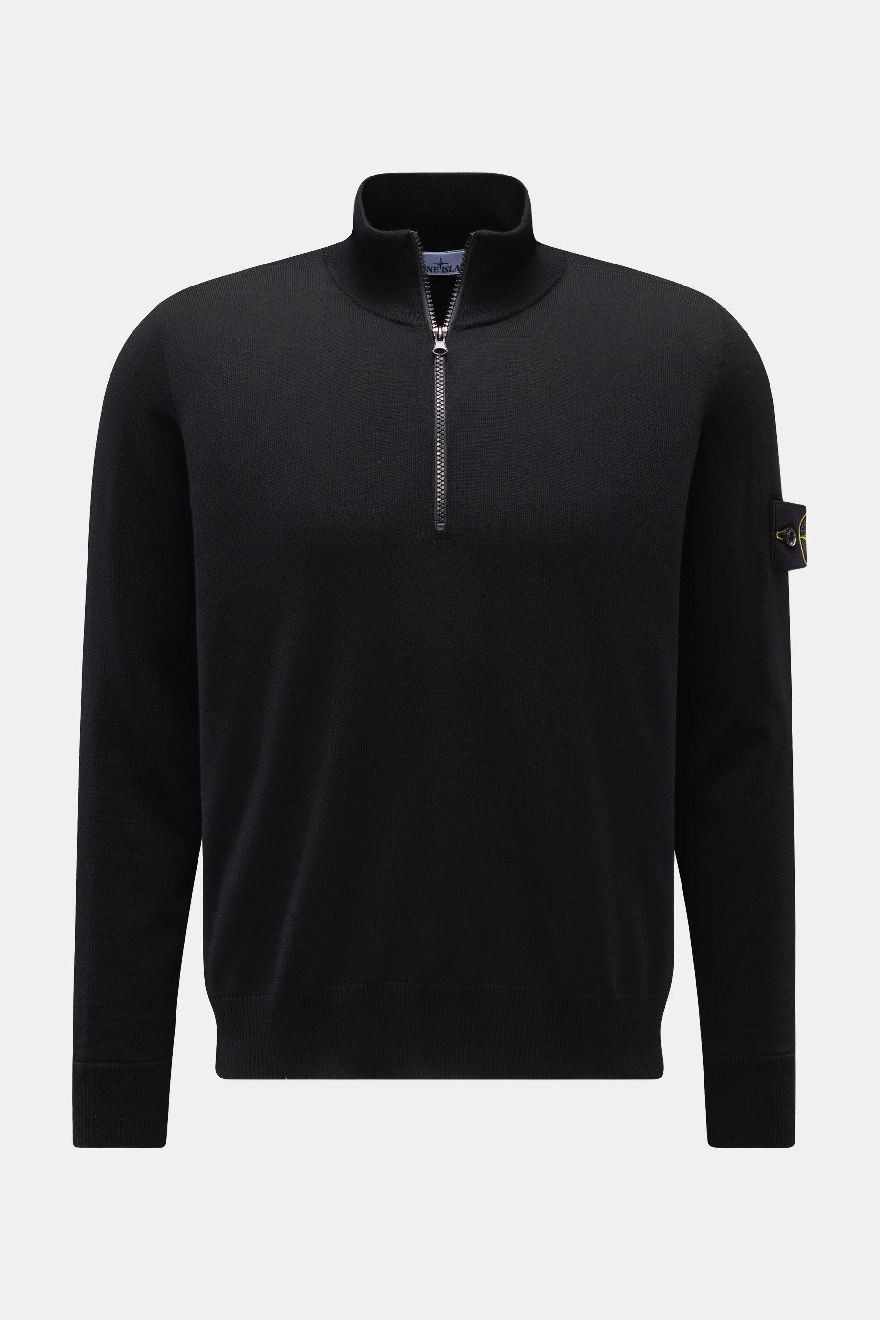 Stone Island Troyer 'Light Pure Wool' schwarz, Slim Fit, feine Schurwolle, Zipper-Stehkragen, Kompass-Badge am Ärmel, Frontansicht.