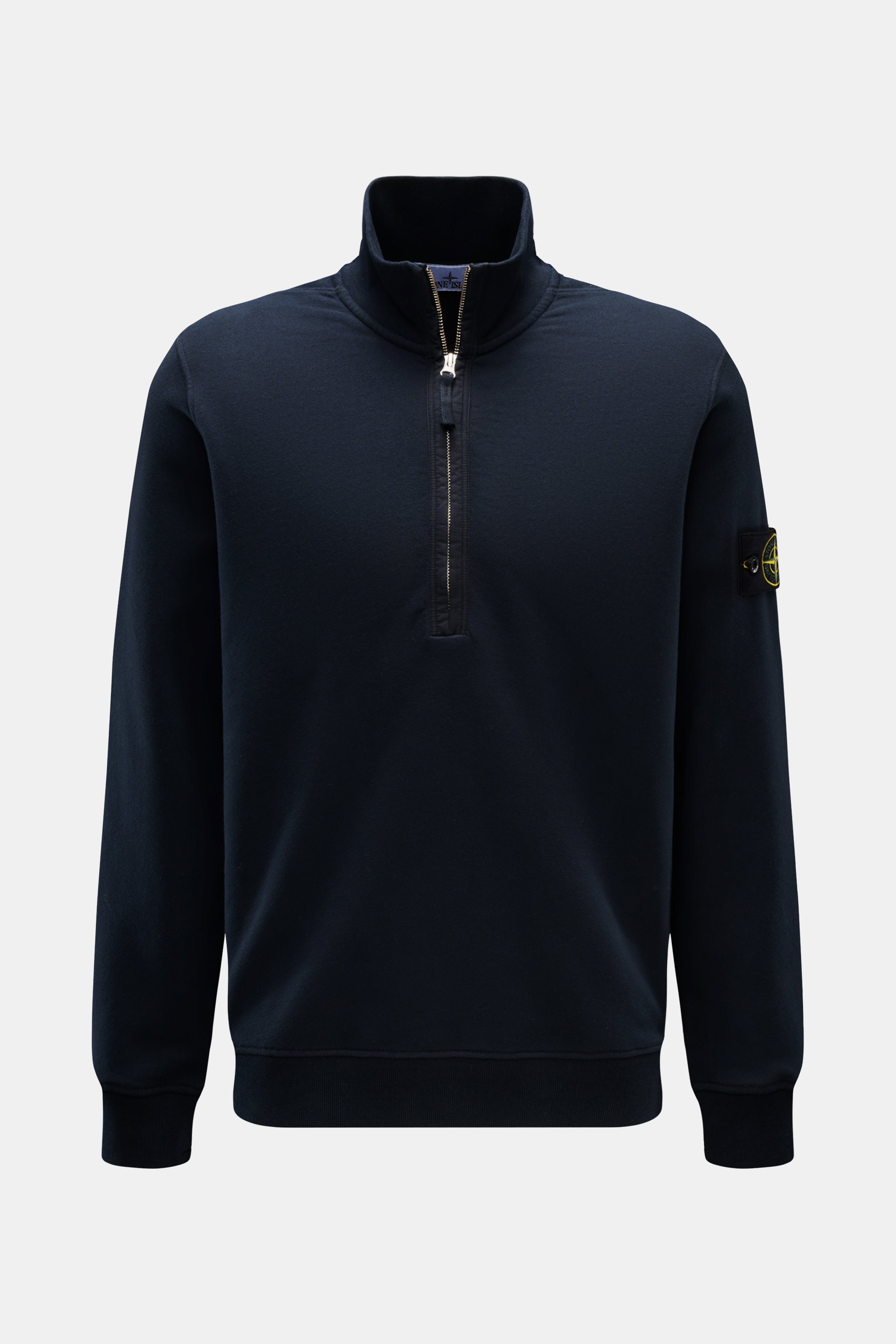 Stone Island Sweat-Troyer navy, frontale Nahaufnahme, sportlicher Troyer aus weichem Baumwoll-Sweat mit Zipper, Kompass-Badge am Ärmel, Rippbündchen.