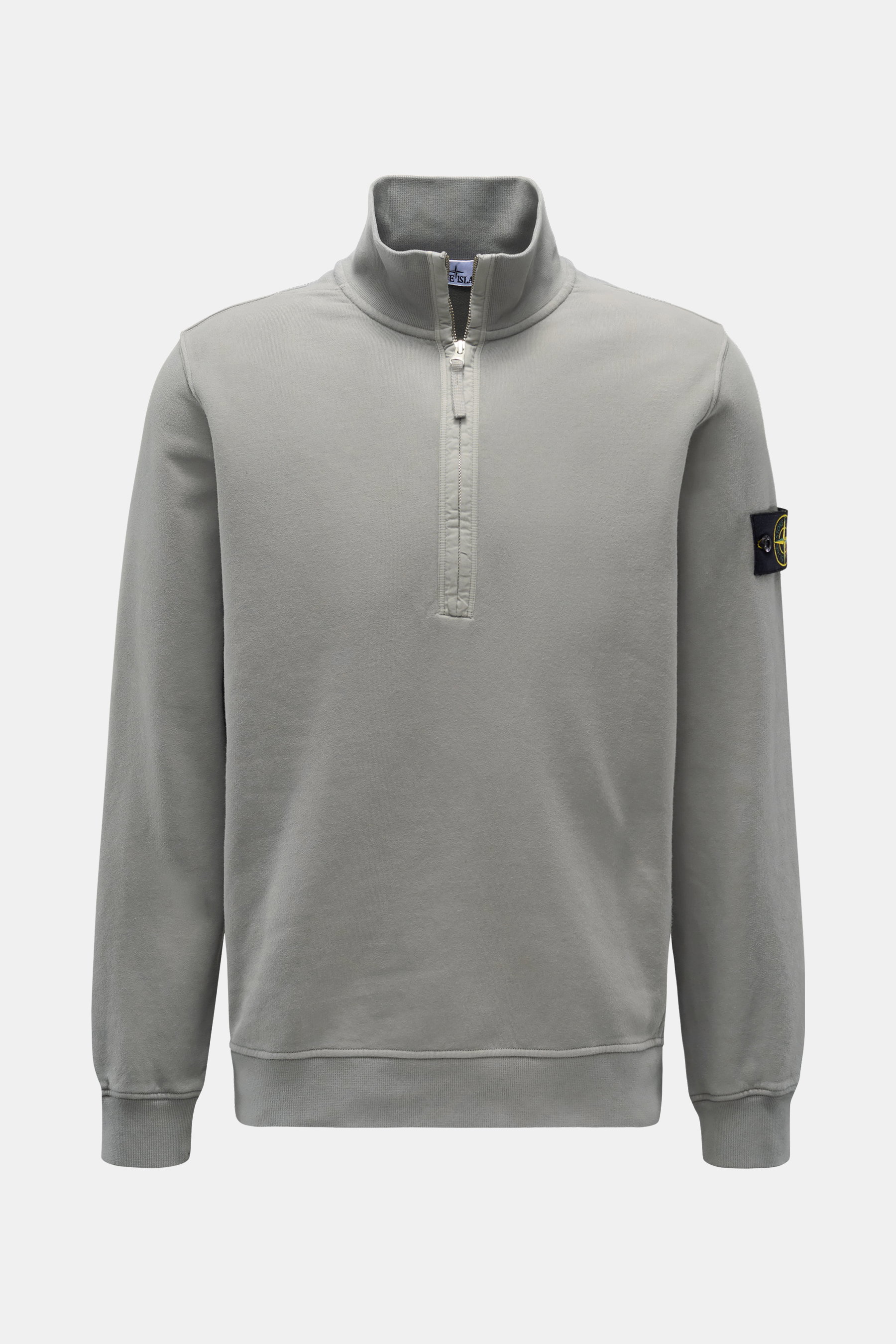 Stone Island Sweat-Troyer grau, frontal fotografiert, aus weichem Baumwoll-Sweat mit Zipper am Rippstrick-Kragen und Kompass-Badge am Ärmel.