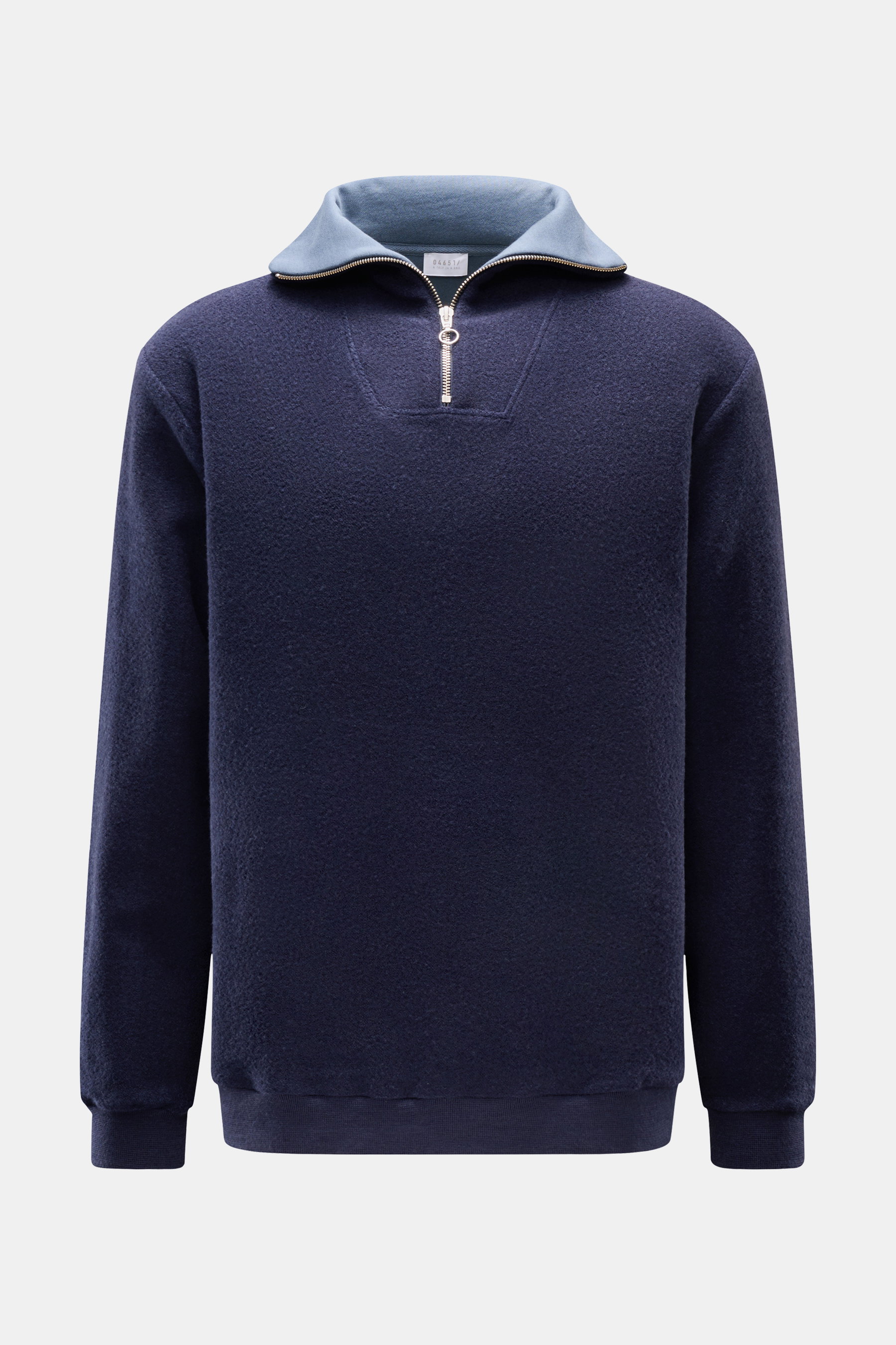 Frontale Nahaufnahme des dunkelblauen 04651/ A trip in a bag Troyer 'Cw Quarter Zip' mit Troyer-Kragen, Reißverschluss und weicher Woll-Baumwollmischung.