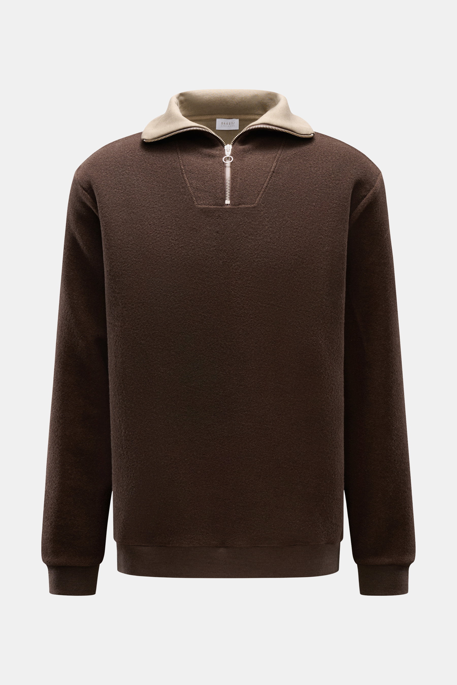 Frontansicht des 04651/ A trip in a bag Troyer 'Cw Quarter Zip' dunkelbraun mit samtiger Fleece-Textur, Troyer-Kragen, Reißverschluss und Rippbündchen.
