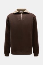 Front view of the 04651/ A trip in a bag Troyer 'Cw Quarter Zip' dunkelbraun, a dark brown fleece pullover with a soft wool-cotton blend, regular fit, quarter zip Troyer collar, comfortable ribbed cuffs, doubleface jersey interior, and a side seam web lab
