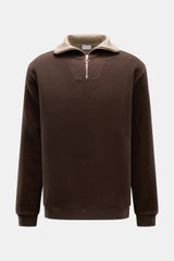 Front view of the 04651/ A trip in a bag Troyer 'Cw Quarter Zip' dunkelbraun, a dark brown fleece pullover with a soft wool-cotton blend, regular fit, quarter zip Troyer collar, comfortable ribbed cuffs, doubleface jersey interior, and a side seam web lab