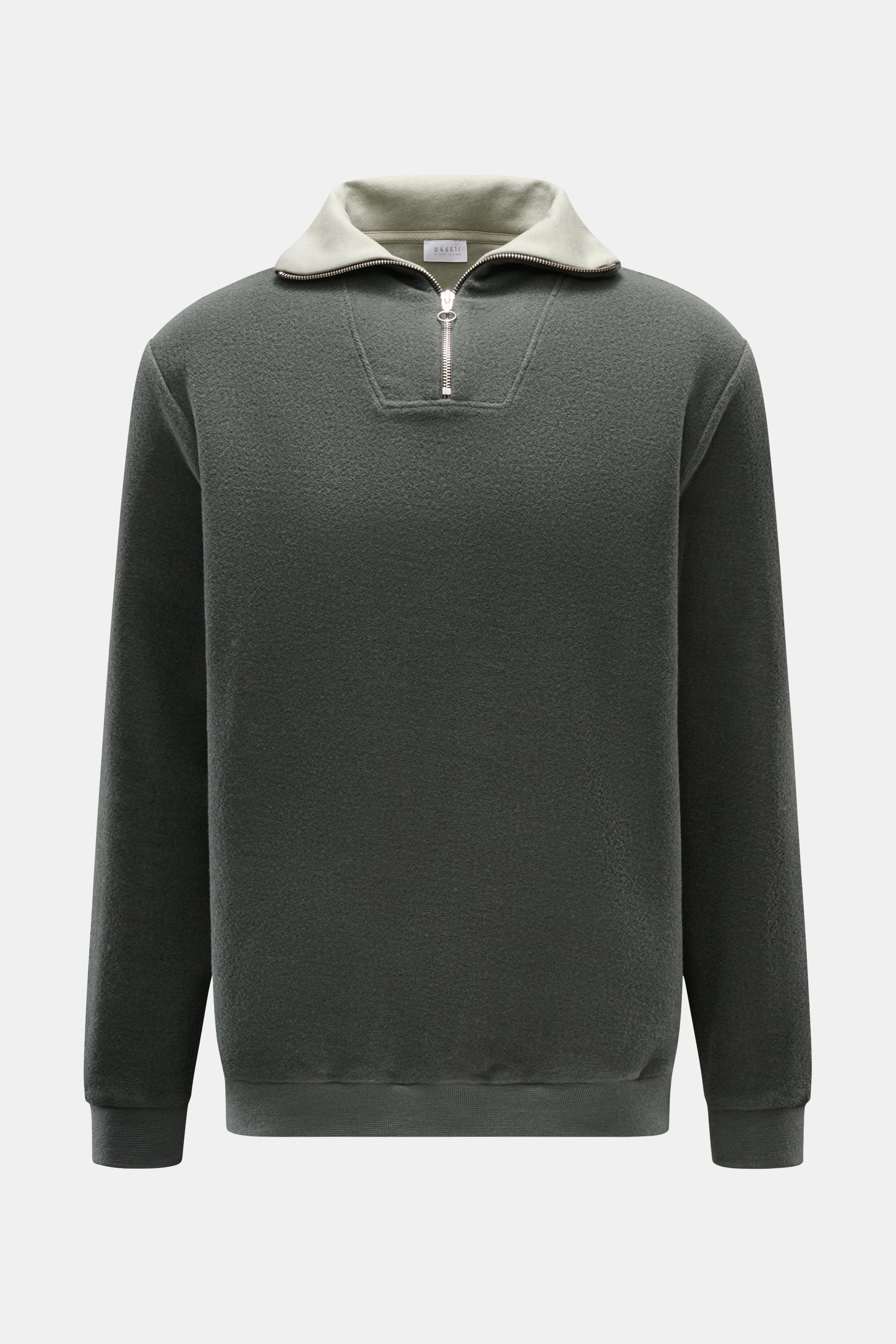 04651/ A trip in a bag Troyer 'Cw Quarter Zip' graugrün aus Wolle-Baumwolle, samtige Fleece-Textur, Regular Fit, Troyer-Kragen mit Reißverschluss, Frontansicht.