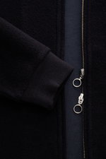 Nahaufnahme des navyfarbenen 04651/ A trip in a bag Blouson, seitlich fotografiert, mit samtiger Fleece-Textur, Rippbündchen und zwei-Wege-Reißverschluss.