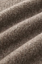 Nahaufnahme des taupefarbenen Boucléstricks mit mittelfeinem Strickbild des 04651/ A trip in a bag Troyer 'Grainy' taupe, Mix aus Wolle und Microfaser, weicher Griff, Regular Fit, hoher Rippstrickkragen mit Zipper und breiten Rippbündchen.